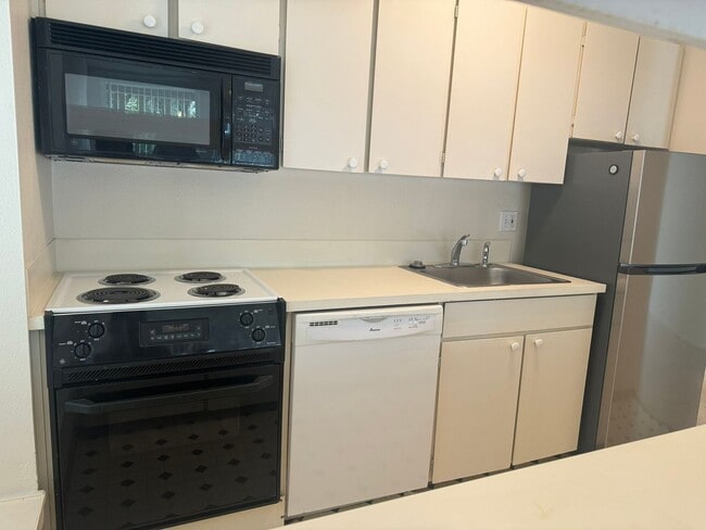 Building Photo - Refreshed Rental Rate One-Bedroom Condo Lo...