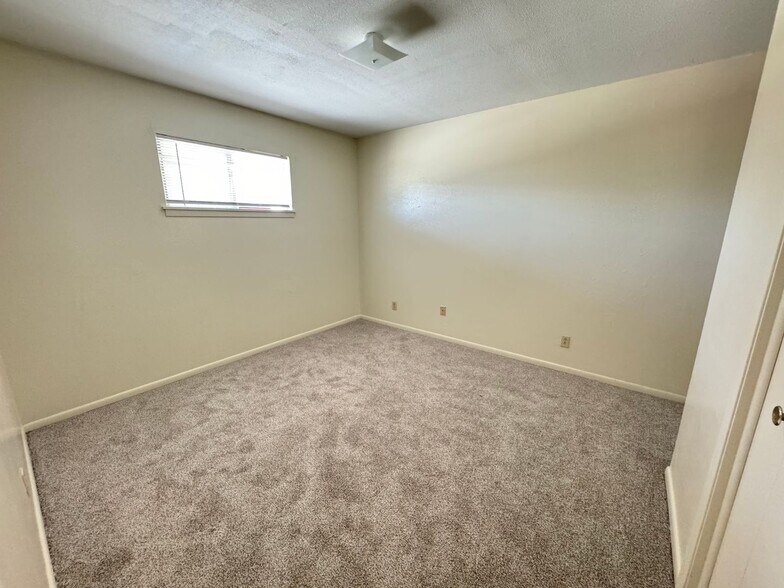 Building Photo - 808 Safady Ave