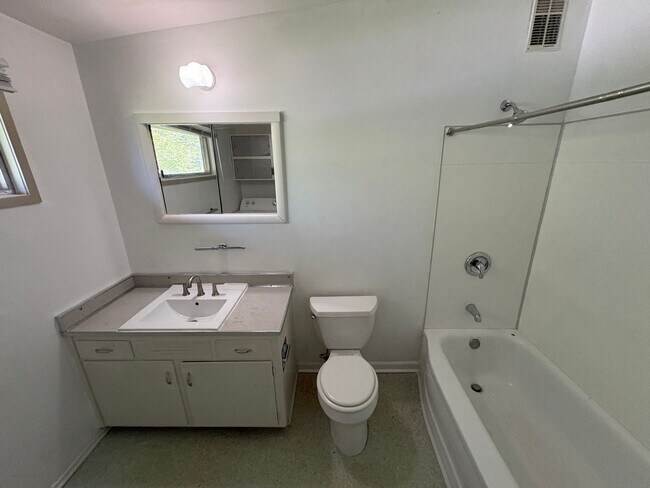 Building Photo - Charming Home, new carpet, laundry, backyard