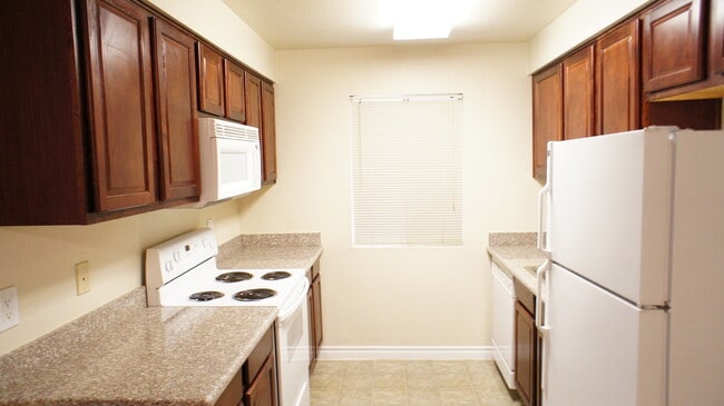 Building Photo - GUARD-GATED 1-BEDROOM CONDO WITH COMMUNITY POOL