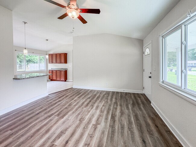 Building Photo - Charming Ranch in Highly Sought-After Grea...