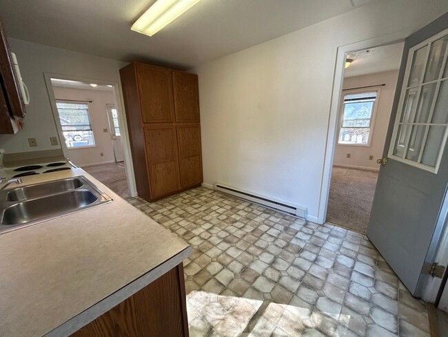 Building Photo - Cozy 2 Bedroom 1 Bath w/ all amenities and...