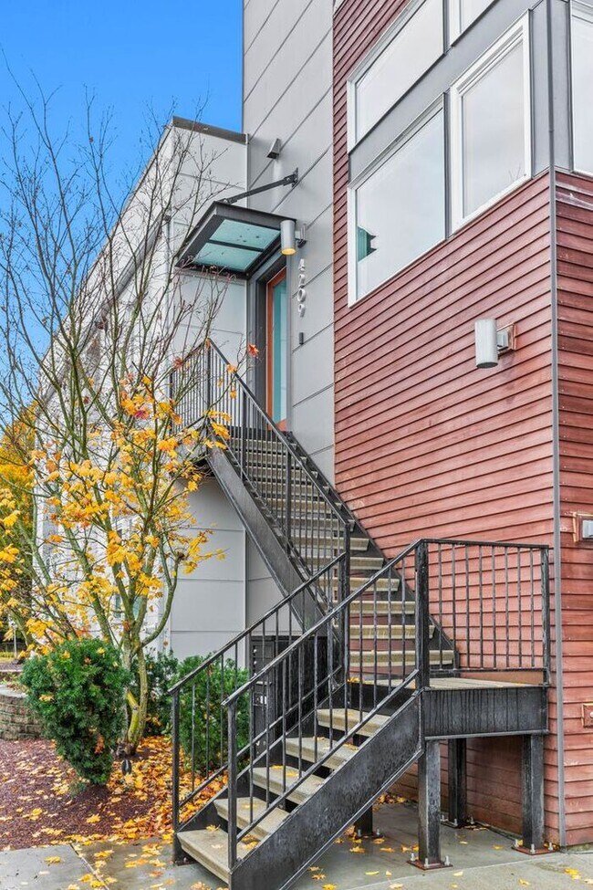 Building Photo - Stunning Modern Air-Conditioned in Coveted...