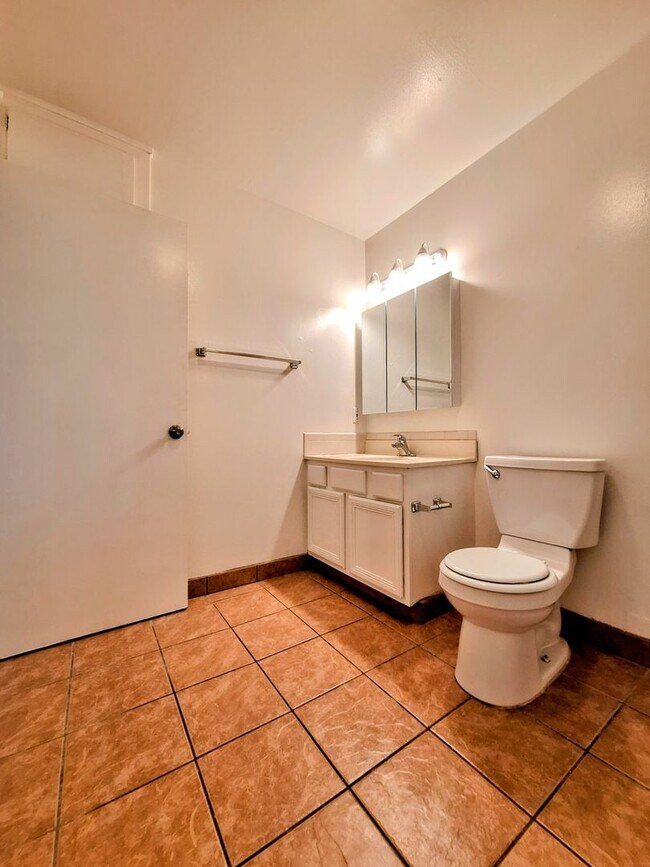 Building Photo - Refurbished 3bd Townhouse Style Apartment