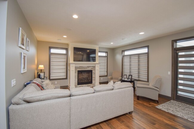 Building Photo - 912 S Torrey Pine Ln