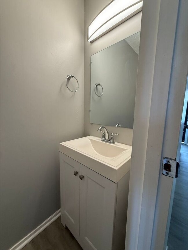 Building Photo - Cute and Convenient  South Nashville Townhouse near BNA and Woodbine - Renovated