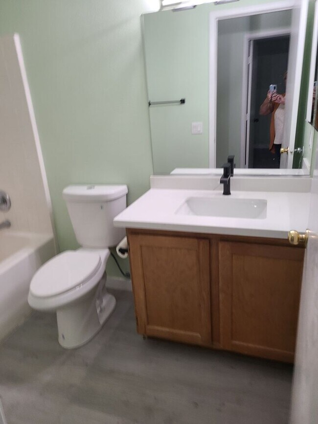 Building Photo - 3 BDRM 2.5 BATH GATED TOWNHOME