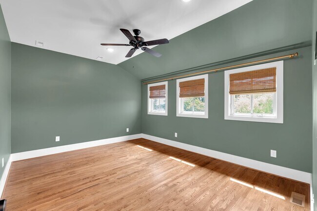 Building Photo - Spacious and Bright Bohemian Cottage Downtown Greenville - Available Now!