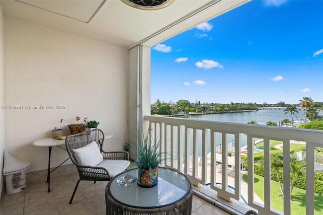 Building Photo - 9111 E Bay Harbor Dr
