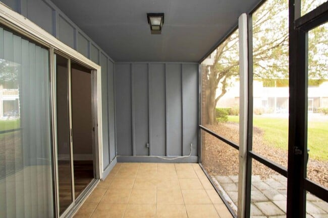 Building Photo - 200 Country Club Dr