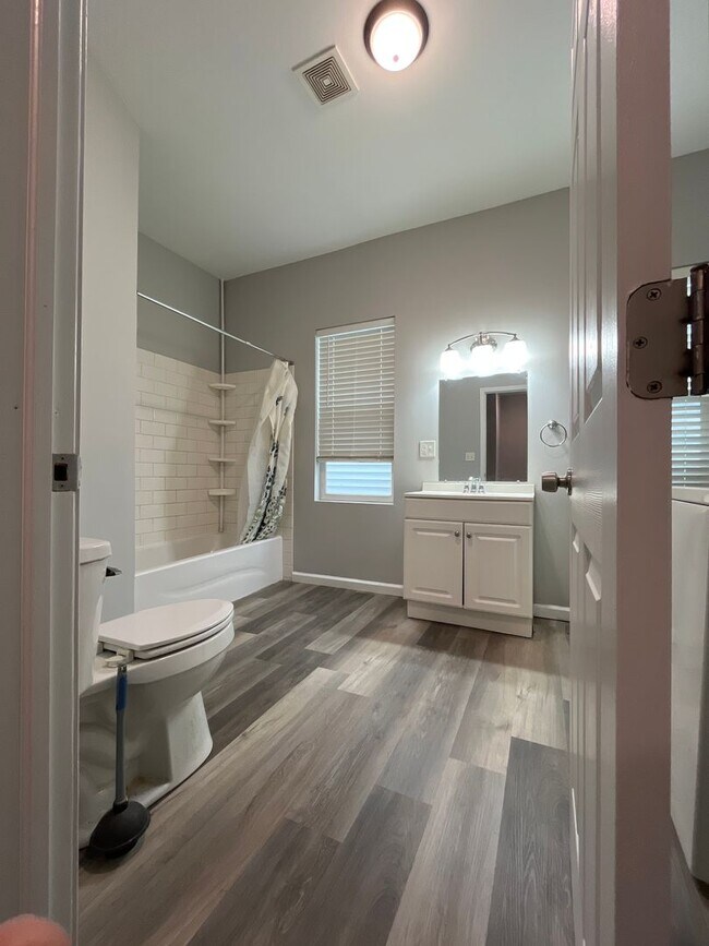 Building Photo - 968-970 Wilson Avenue