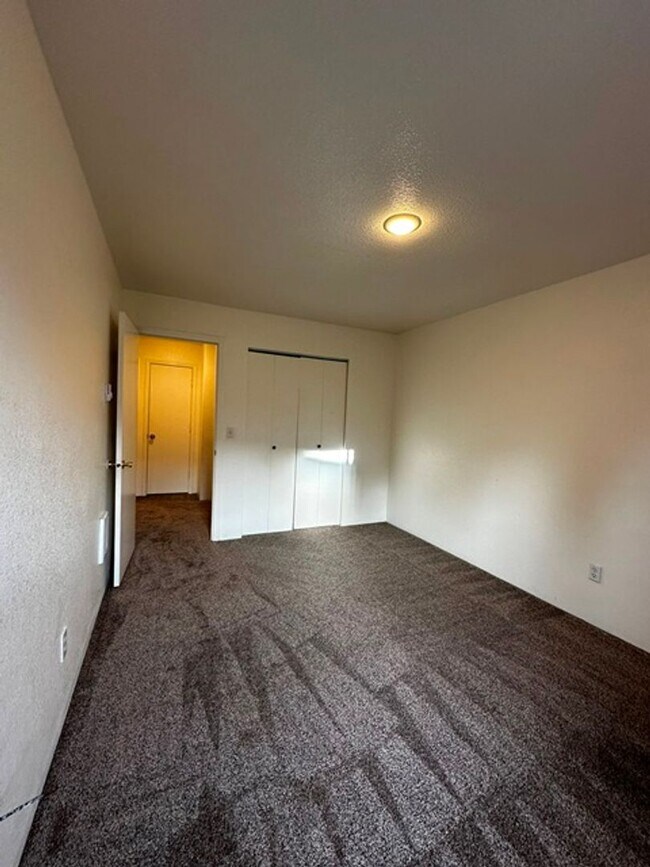 Building Photo - 2 bedroom duplex