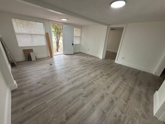 Building Photo - Remodeled 3/2 Childs Park Available Now ! Ask about move in specials!