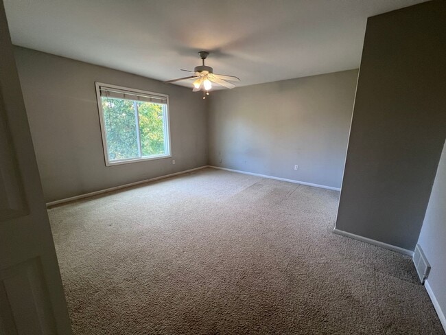 Building Photo - Two Bedroom Duplex in Kentwood!
