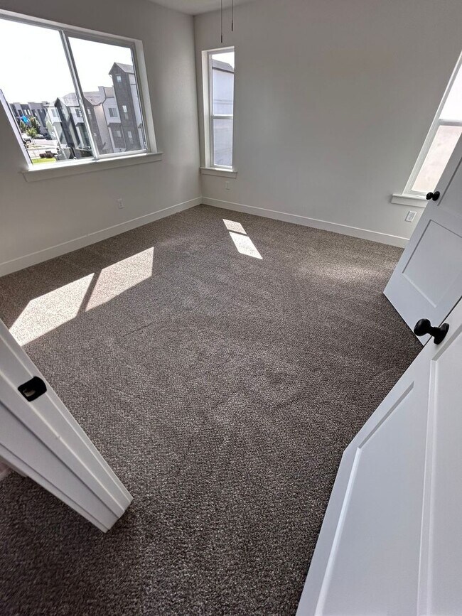 Building Photo - Freshly Updated Townhome with Walk-In Clos...
