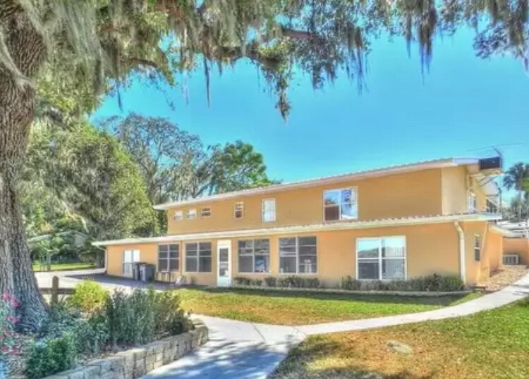 Building Photo - 15848 Lake Iola Rd