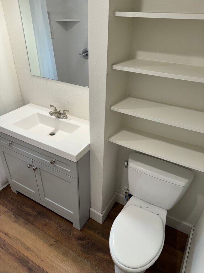 Building Photo - Back Unit of a Great Duplex in the Heart o...