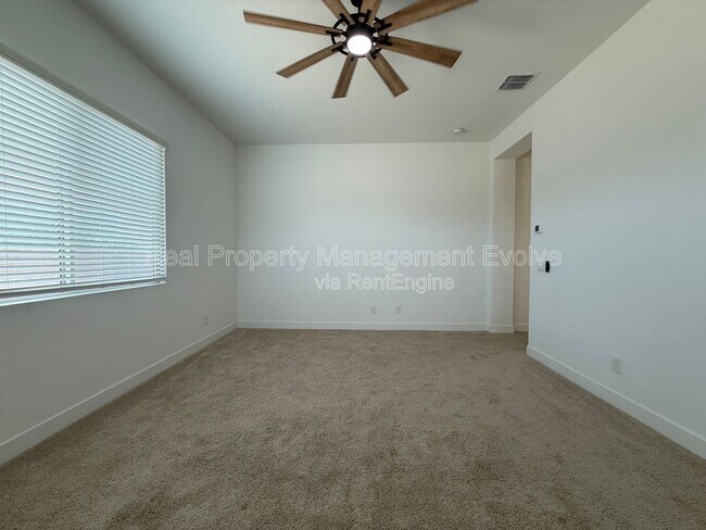 Building Photo - 8723 W Vista Ave