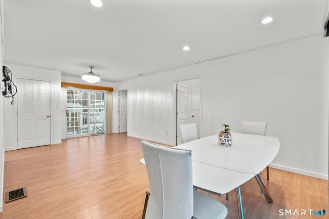 Building Photo - 125 Birchwood Dr