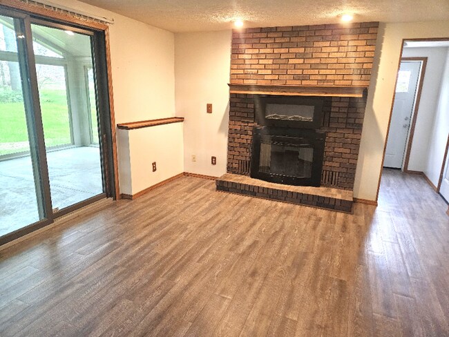 Building Photo - 11044 River Oaks Ln E