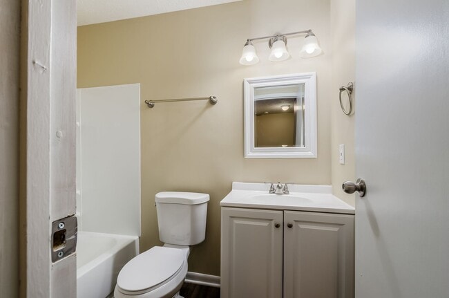 Building Photo - 2566 Sandbury Blvd