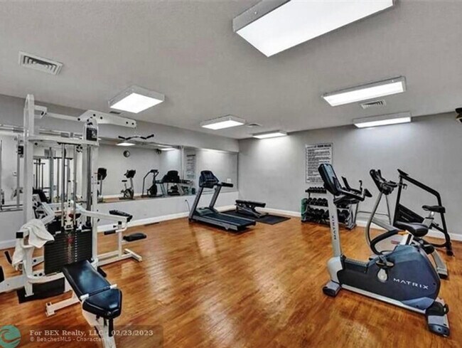 Building Photo - 612 Gardens Dr