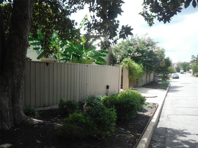 Building Photo - 1210 Marshall Ln