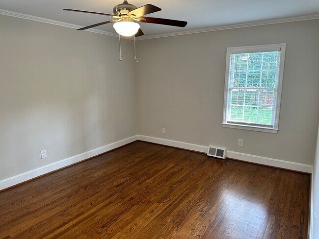 Building Photo - Myers Park 3 Bedrooms 2 Bathroom Duplex!