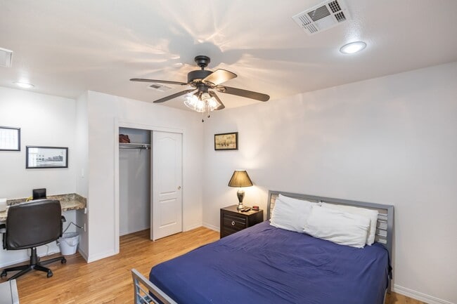 Building Photo - 800 Sherwood Dr