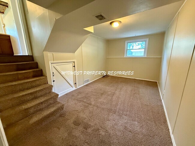 Building Photo - Spacious Home 3 Bedroom w/Fin basement for...
