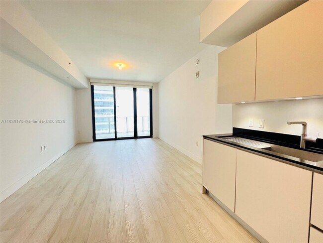 Building Photo - 1010 Brickell Ave