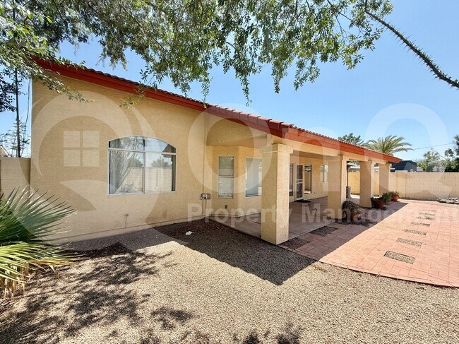 Building Photo - 822 W Earll Dr