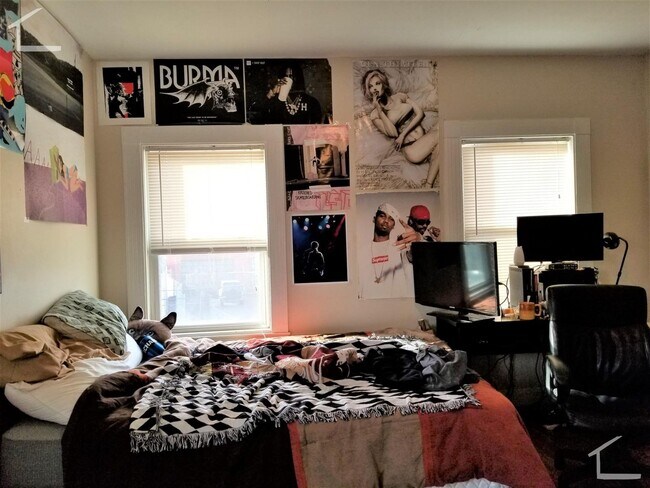 Building Photo - Great Deal! 5-bed, 3-bath Allston Apartment Near the B Line!