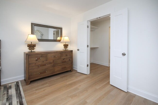 Building Photo - MOVE IN READY - LUXURY TOWNHOUSE!