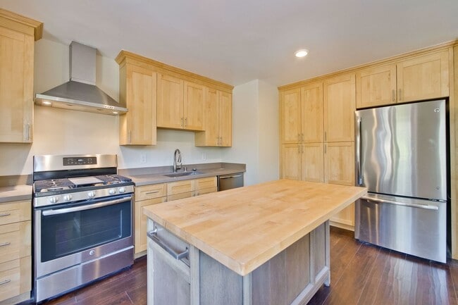 Building Photo - Beautifully remodeled 2 bed, 2 bath home.
