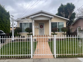 Building Photo - 520 W 91st St