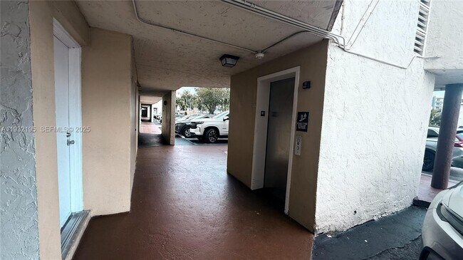 Building Photo - 8860 Fontainebleau Blvd