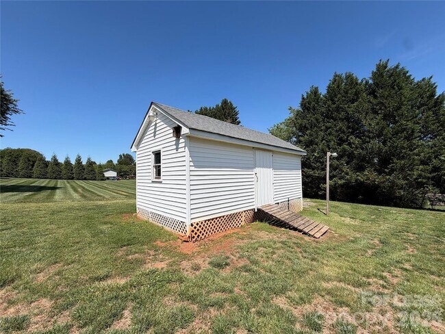 Building Photo - 236 Meadow Oaks Dr