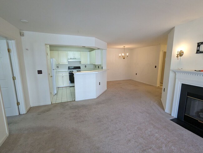 Building Photo - Beautifully maintained ground level condo in Germantown ready by mid April!