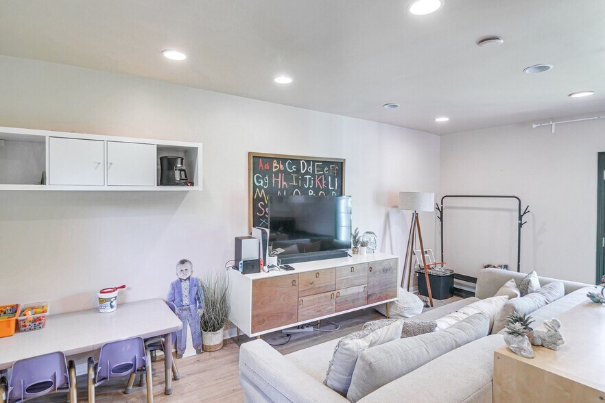 Building Photo - 3863 Broadlawn Dr