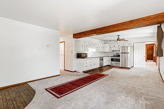 Building Photo - 400 Lily Ln