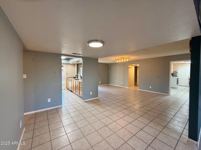 Building Photo - 1105 W Juanita Ave