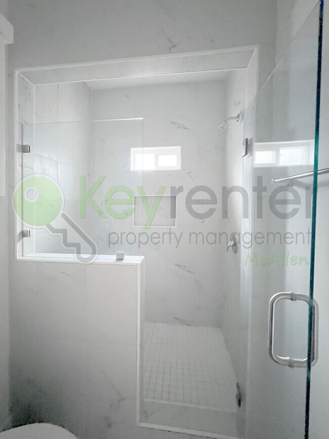 Building Photo - SUPER LOW PRICED - Like Brand New 2bed/2bath Apartment in Edinburg. Don't Miss Out!