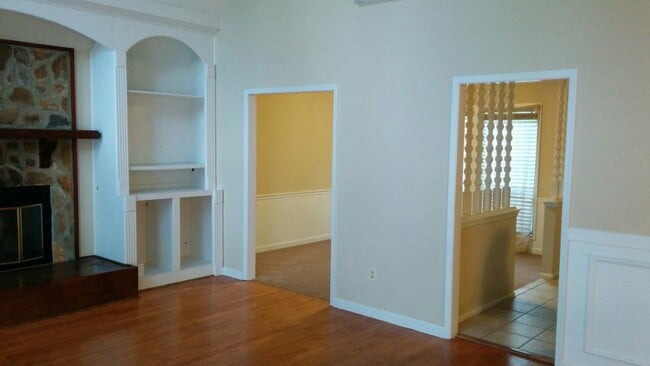 Building Photo - Large 4BR in Marietta