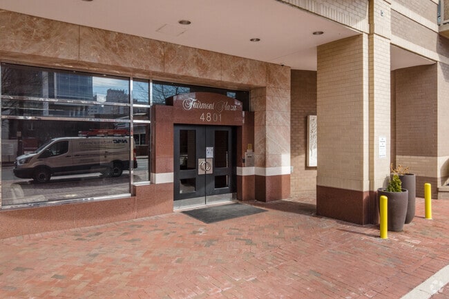 Entrance - Fairmont Plaza