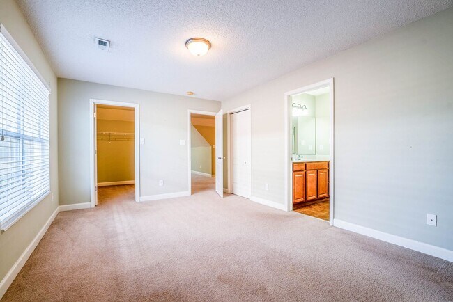 Building Photo - West Hills House 3BR/ 2.5BA, 2 Car garage, primary bedroom on main level