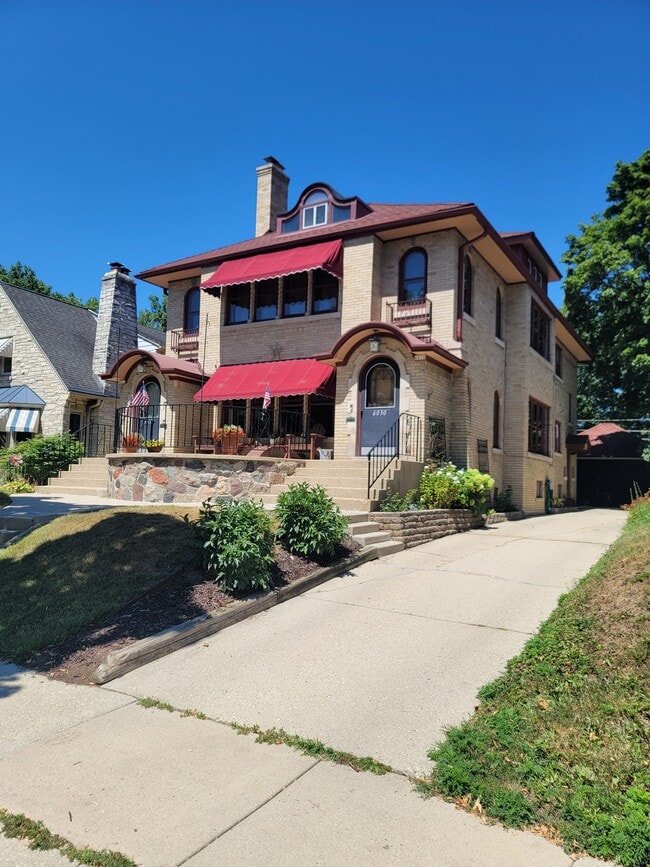 Building Photo - 6032 W Wells St