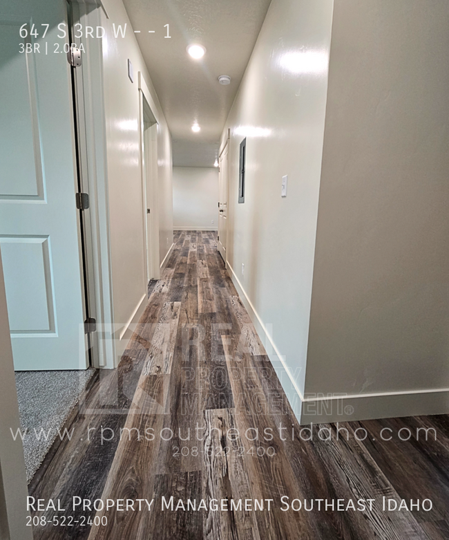 Building Photo - 647 S 3rd W