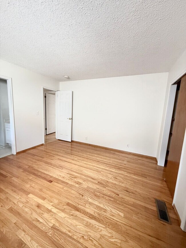 Building Photo - Charming 3 Bedroom 2 Bathroom Single Family Home Available June 5th *DO NOT DISTURB TENANT*