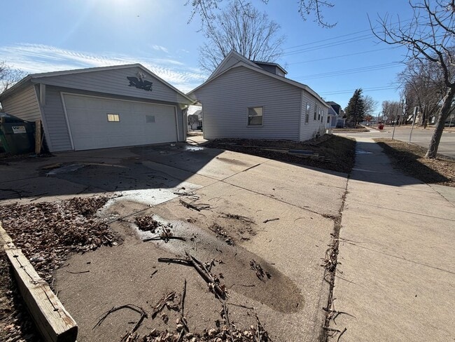 Building Photo - Charming 3-bed, 2-bath Single Family Home!